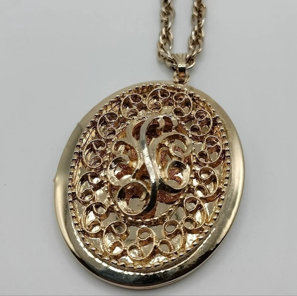 Sarah Coventry Goldtone Filigree Design Oval 2" Pendant 24" Necklace - Picture 2 of 6